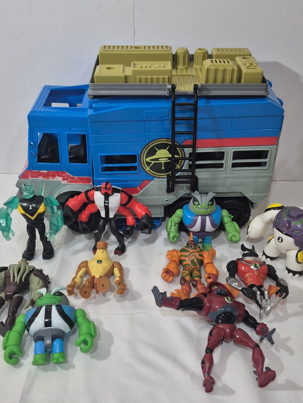 Ben 10 2017 Rustbucket Transforming Vehicle Playset Van RV  + 10 Figures!